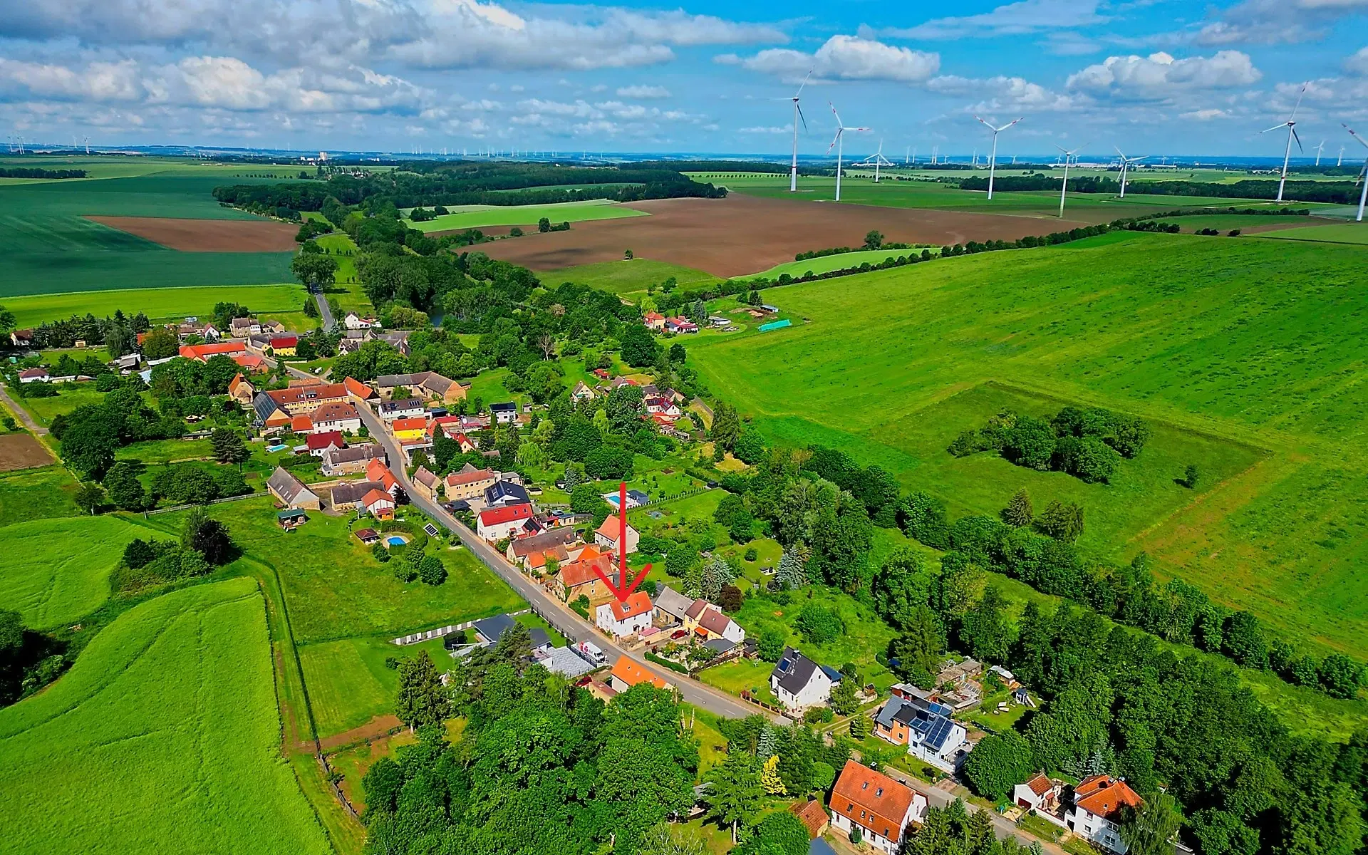Beleggingspand met 3 appartementen, grote schuur en 2 garages in Droyßig - Duitsland