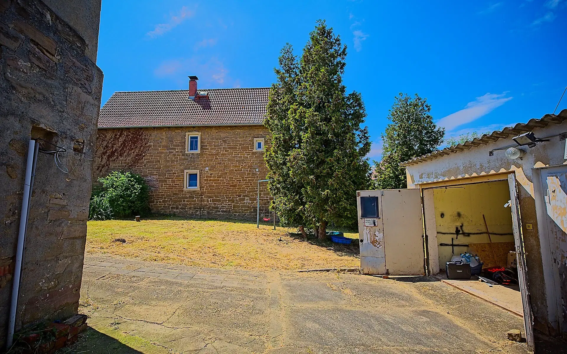 Beleggingspand met 3 appartementen, grote schuur en 2 garages in Droyßig - Duitsland