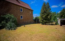 Beleggingspand met 3 appartementen, grote schuur en 2 garages in Droyßig - Duitsland