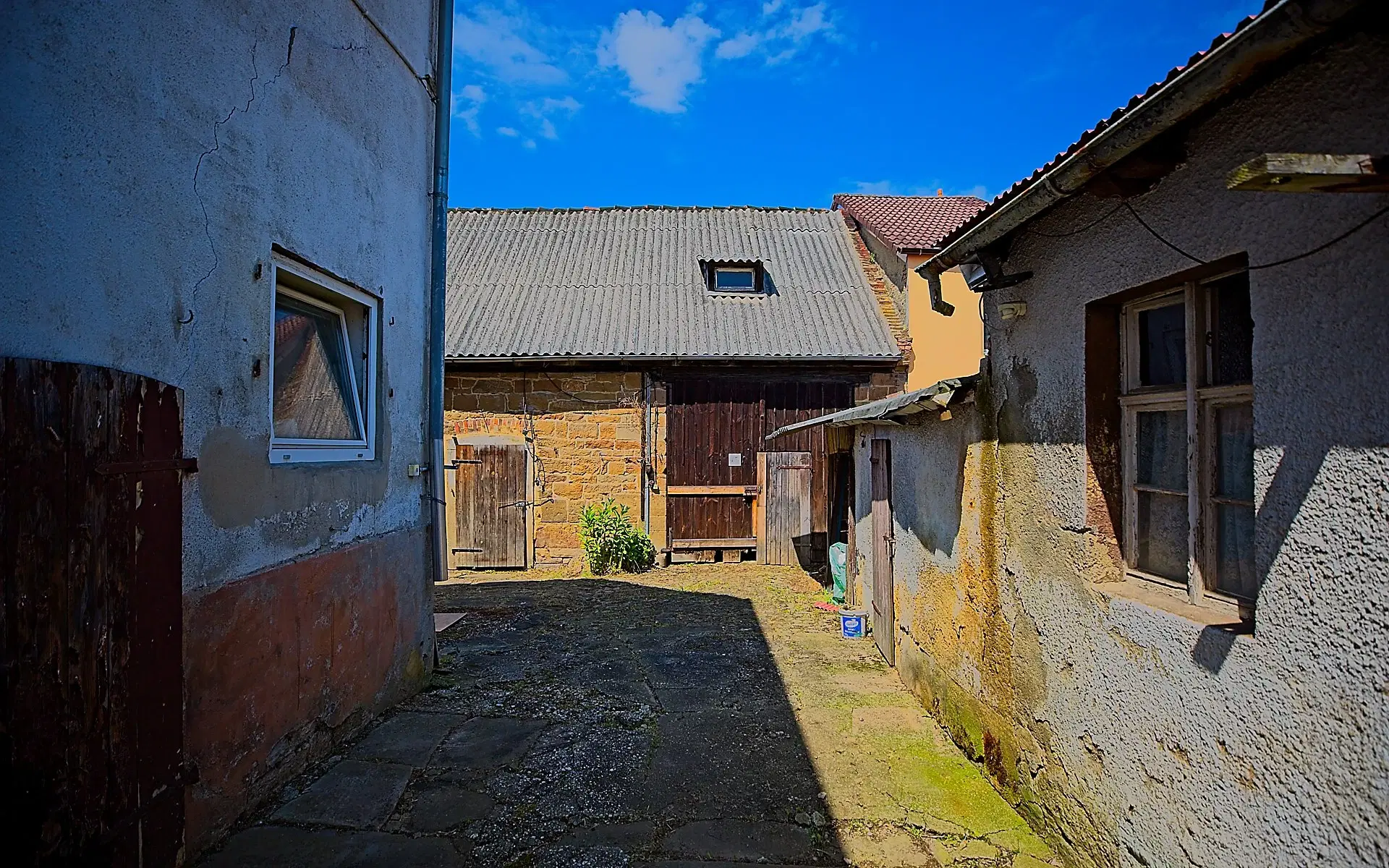 Beleggingspand met 3 appartementen, grote schuur en 2 garages in Droyßig - Duitsland
