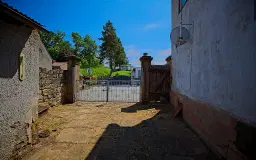 Beleggingspand met 3 appartementen, grote schuur en 2 garages in Droyßig - Duitsland