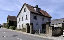Beleggingspand met 3 appartementen, grote schuur en 2 garages in Droyßig - Duitsland