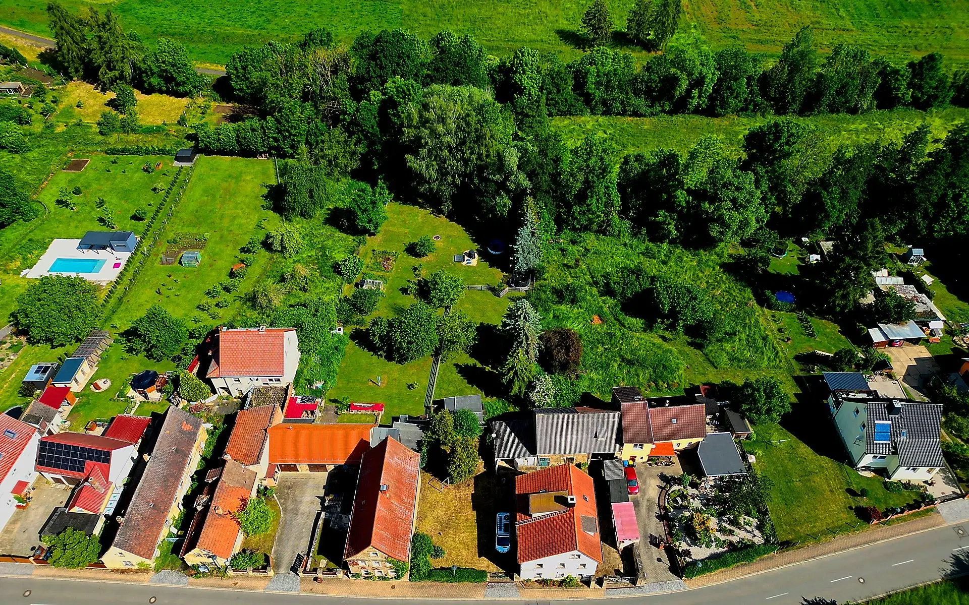 Beleggingspand met 3 appartementen, grote schuur en 2 garages in Droyßig - Duitsland