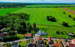Beleggingspand met 3 appartementen, grote schuur en 2 garages in Droyßig - Duitsland