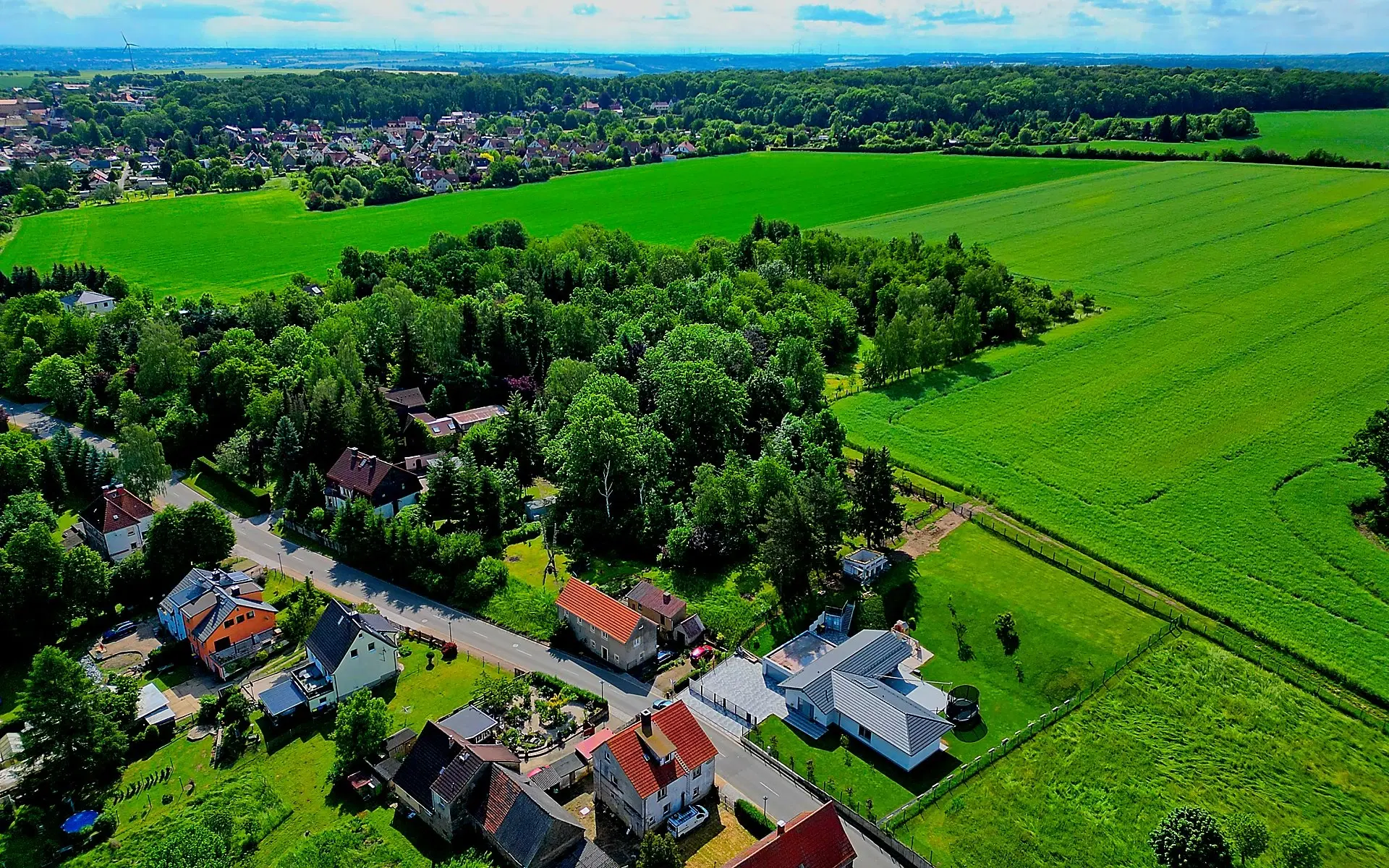 Beleggingspand met 3 appartementen, grote schuur en 2 garages in Droyßig - Duitsland