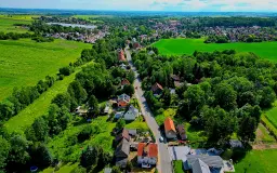 Beleggingspand met 3 appartementen, grote schuur en 2 garages in Droyßig - Duitsland