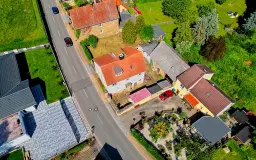 Beleggingspand met 3 appartementen, grote schuur en 2 garages in Droyßig - Duitsland