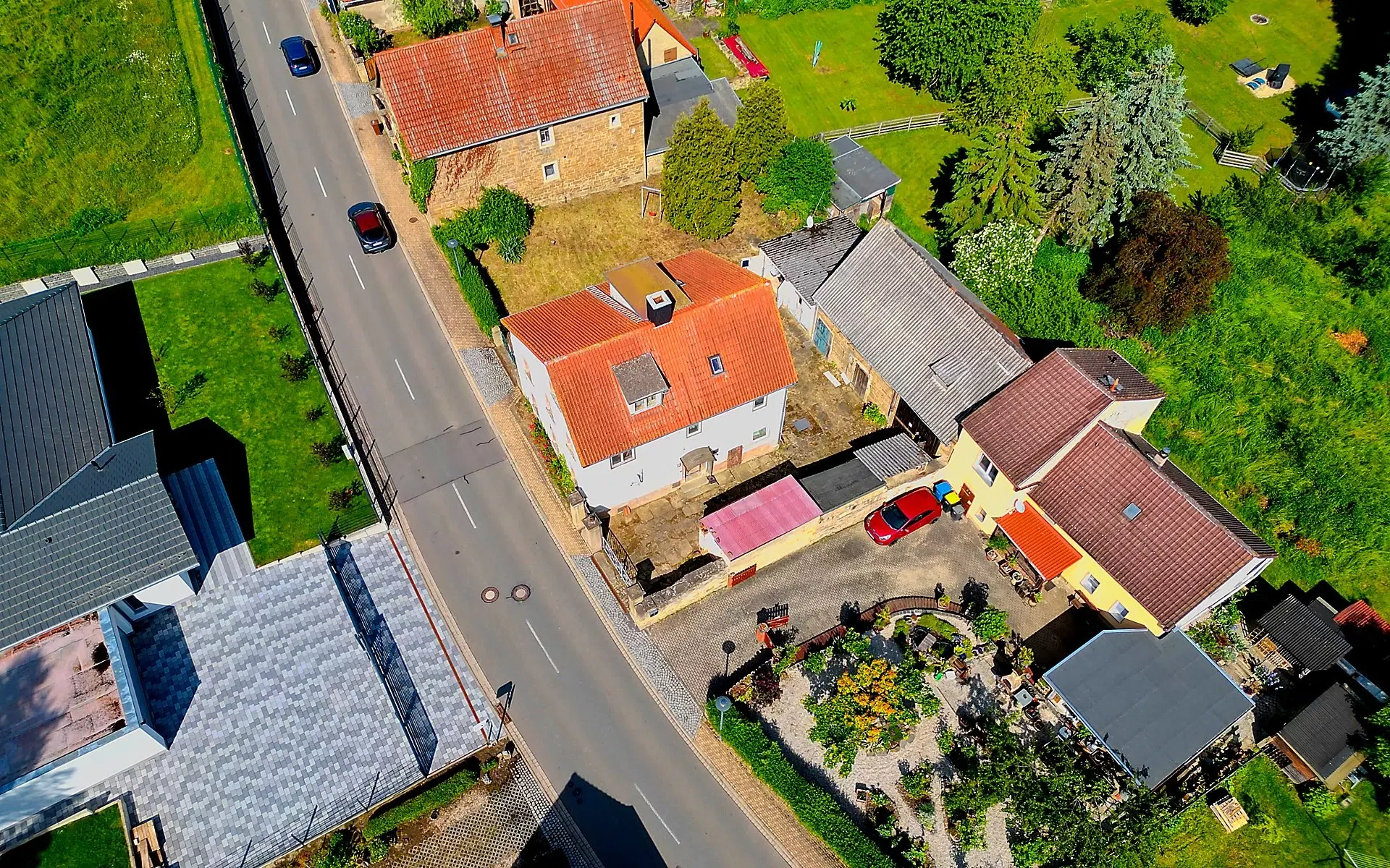 Beleggingspand met 3 appartementen, grote schuur en 2 garages in Droyßig - Duitsland