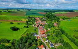 Beleggingspand met 3 appartementen, grote schuur en 2 garages in Droyßig - Duitsland