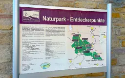 Beleggingspand met 3 appartementen, grote schuur en 2 garages in Droyßig - Duitsland