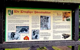 Beleggingspand met 3 appartementen, grote schuur en 2 garages in Droyßig - Duitsland