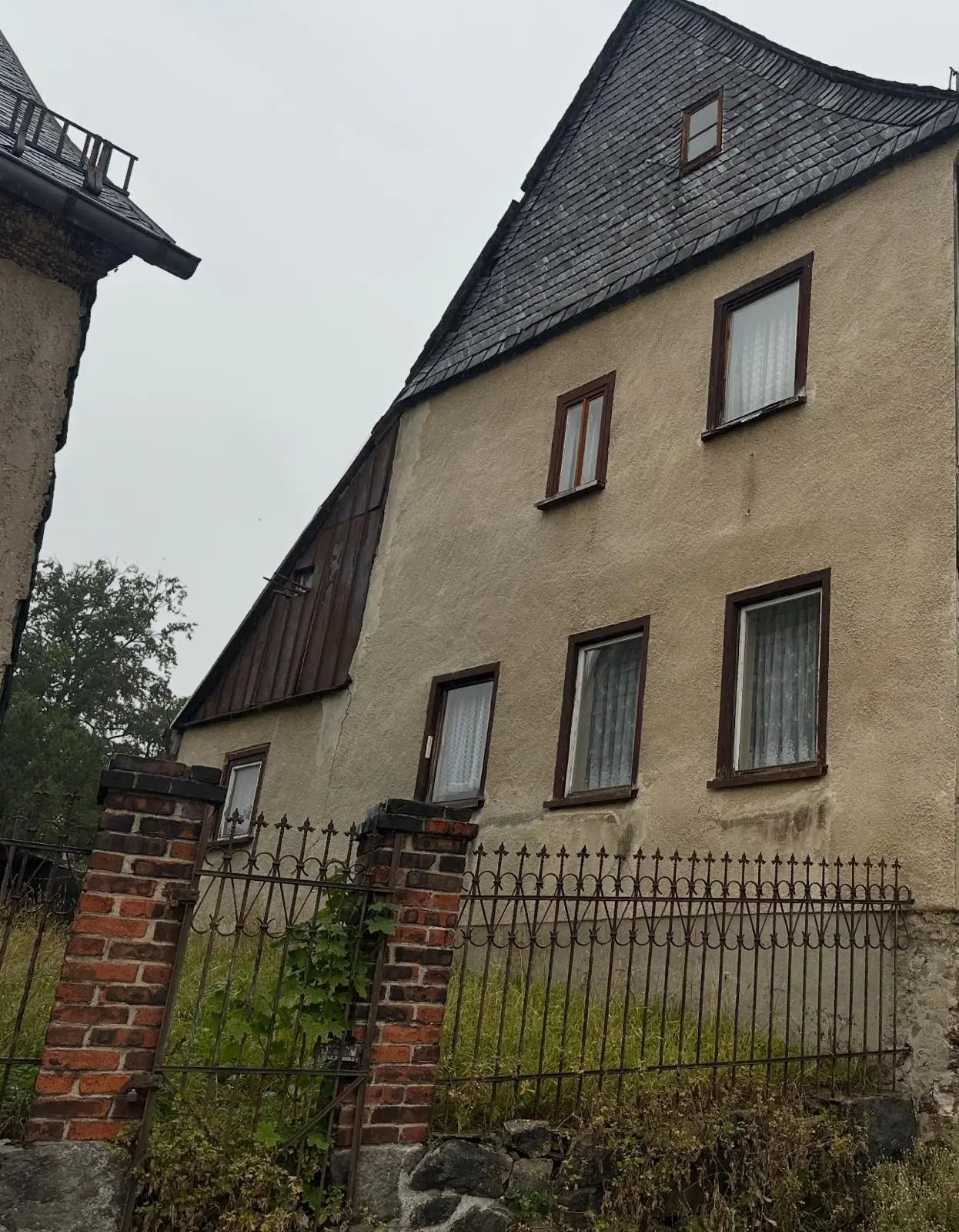 Vrijstaande woning + garage op 640 m² eigendomsperceel in Schneeberg, West Erstgebergte - Duitsland