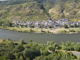 Eigendomsperceel boven rustplaats in Ernst, nabij Cochem - Duitsland