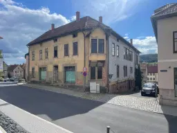 Hoekgebouw met voormalige supermarkt en 6 eenheden in Dermbach, Stadtlengsfeld - Duitsland