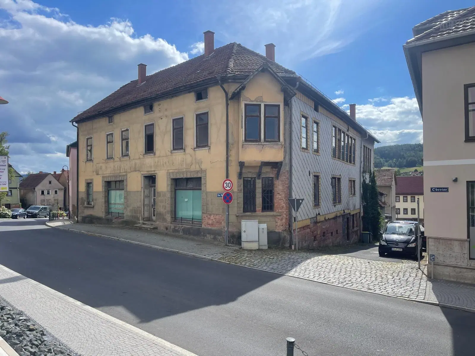 Hoekgebouw met voormalige supermarkt en 6 eenheden in Dermbach, Stadtlengsfeld - Duitsland