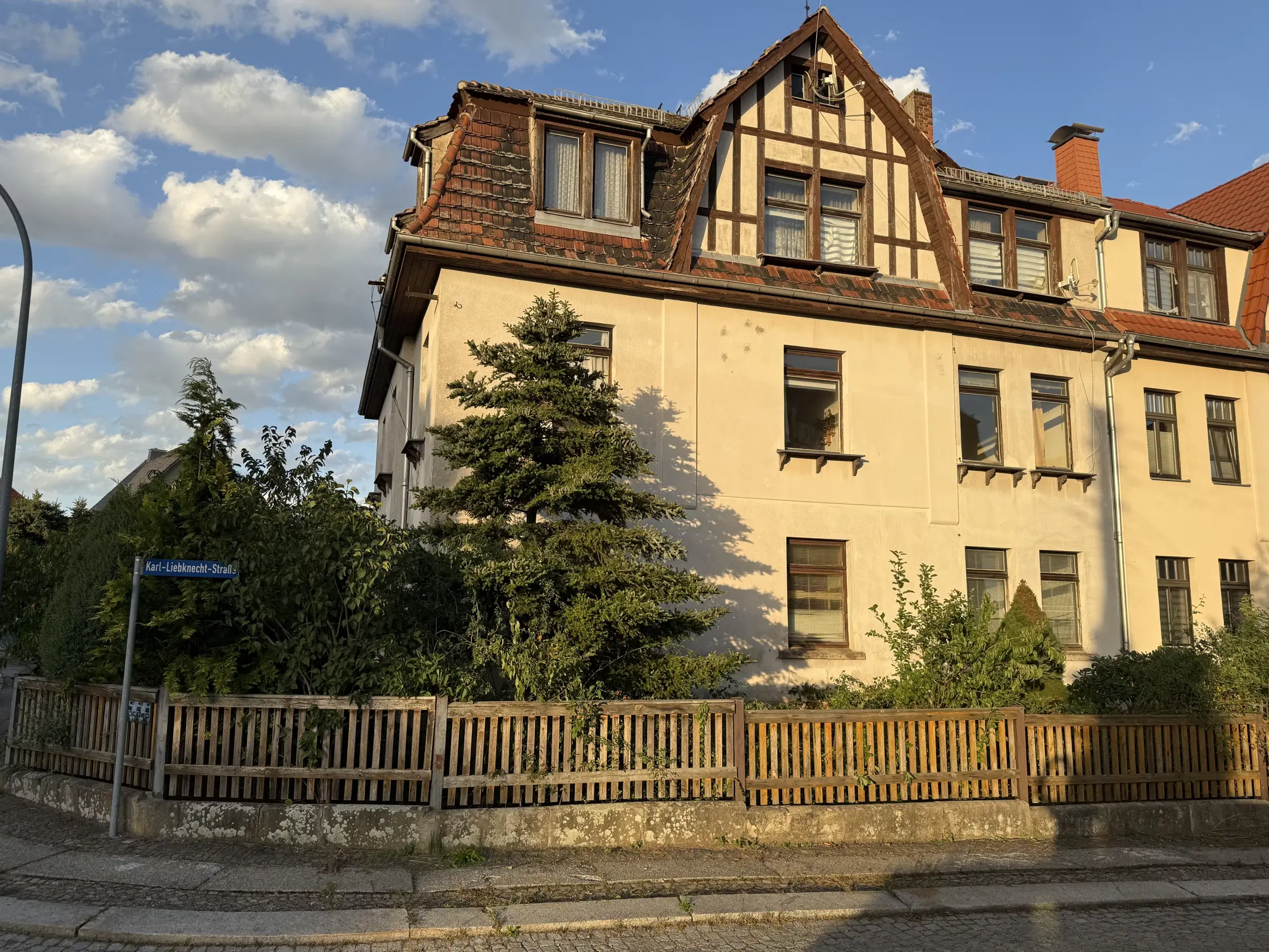 6 woningen met bijgebouw naast stadscentrum Werdau - Duitsland