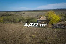 Hoofdgebouw, garage en bijgebouwen op perceel grond van 4.422 m² in Zhiten, Dobroedja - Bulgarije