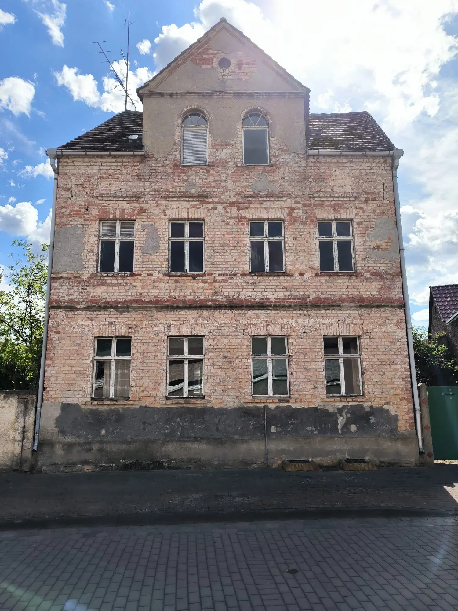 Massief woonhuis met uitbreidingsmogelijkheden en een perceel van 498 m² in Annaburg - Duitsland