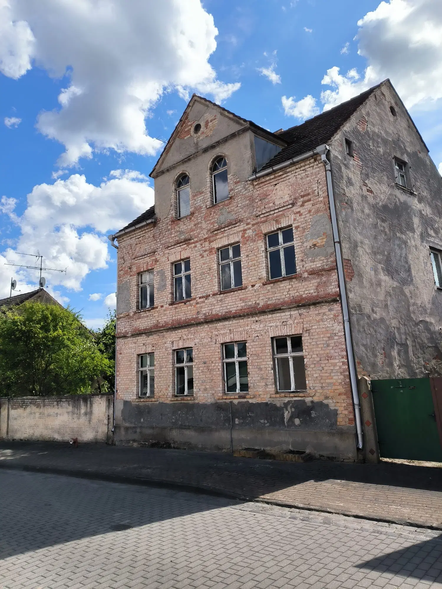 Massief woonhuis met uitbreidingsmogelijkheden en een perceel van 498 m² in Annaburg - Duitsland
