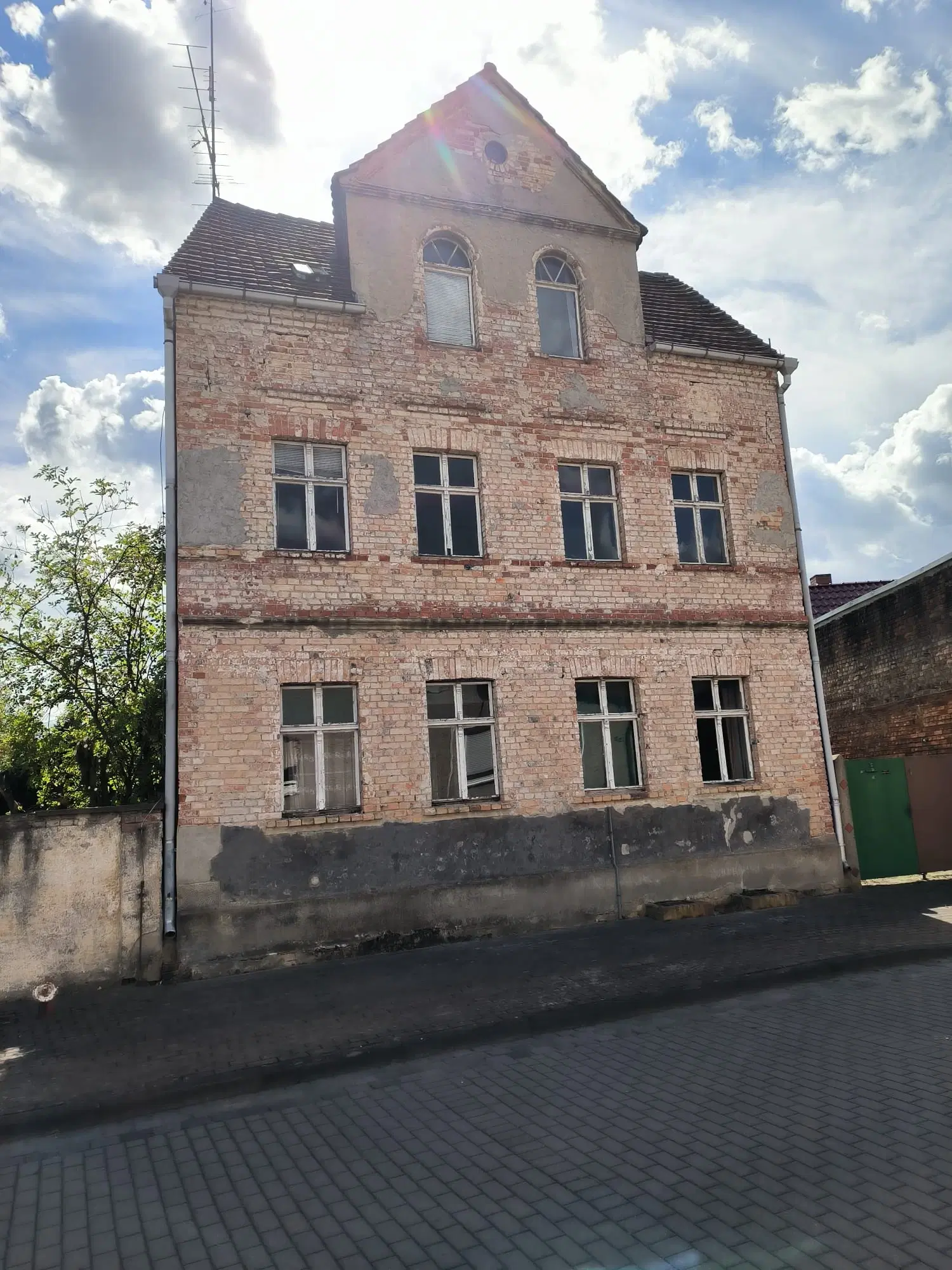 Massief woonhuis met uitbreidingsmogelijkheden en een perceel van 498 m² in Annaburg - Duitsland