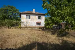 Afgelegen tweelaags huis + 1.502 grond + garage + bijgebouwen aan de rand van Milchina Luka, Regio Vidin - Bulgarije