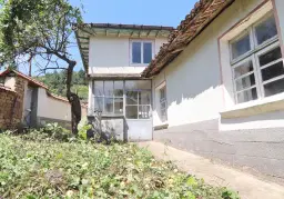 Huis met twee verdiepingen + 660 m² grond in Karan Varbovka - Bulgarije