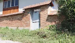 Huis met twee verdiepingen + 660 m² grond in Karan Varbovka - Bulgarije