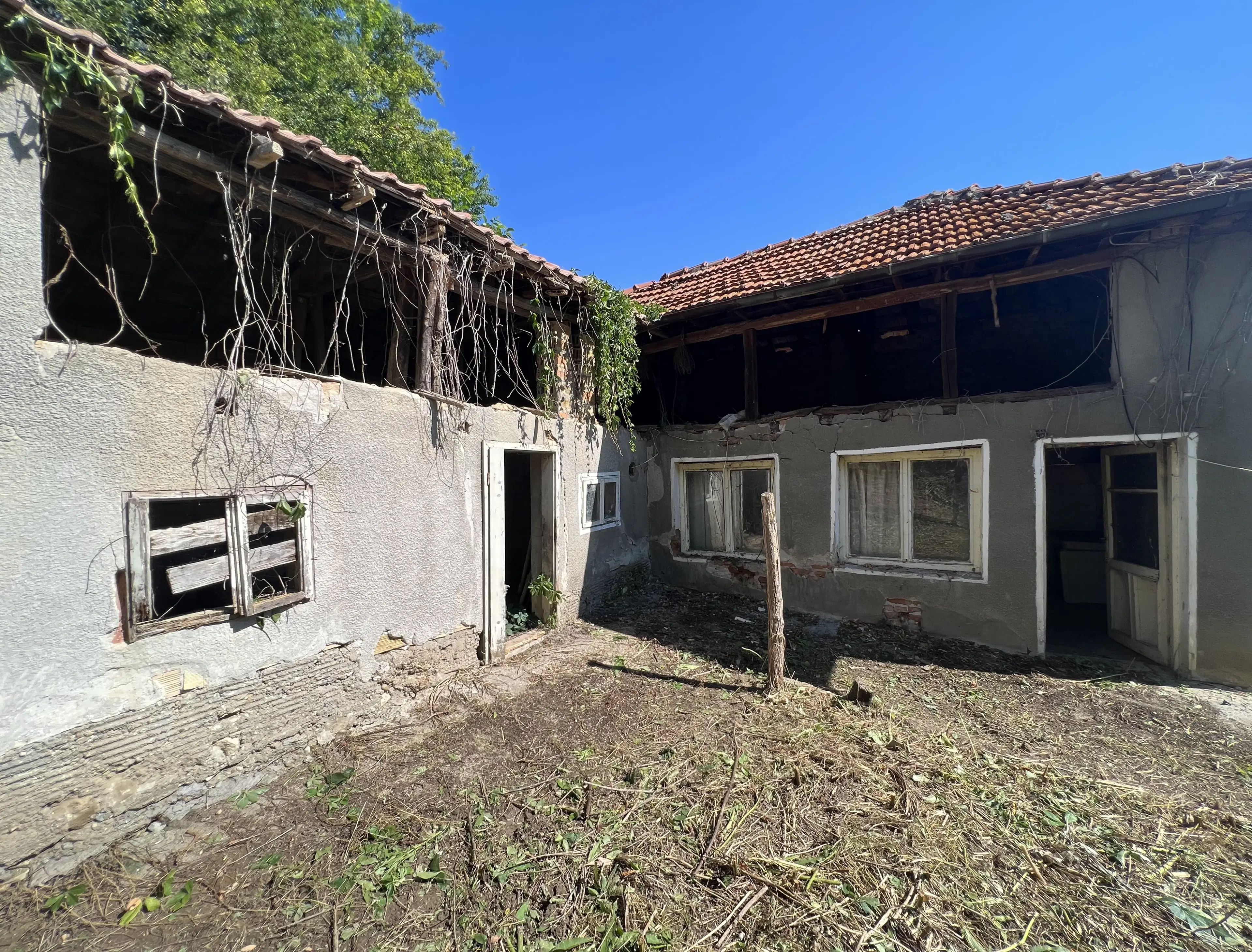 Huis met bijgebouw en schuren in Karamanovo (Ruse) - Bulgarije