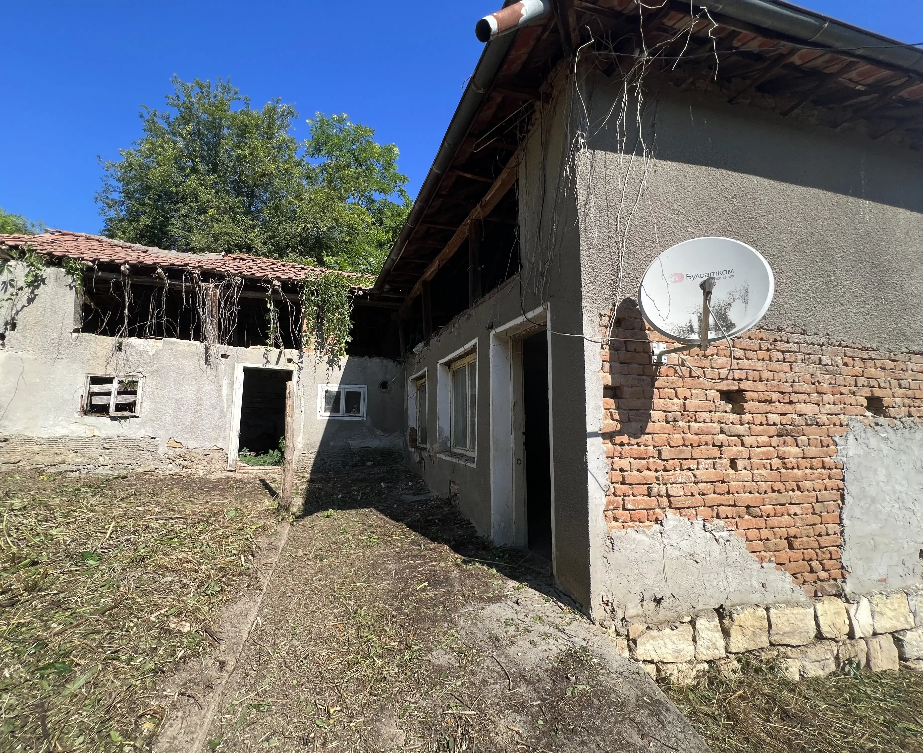 Huis met bijgebouw en schuren in Karamanovo (Ruse) - Bulgarije