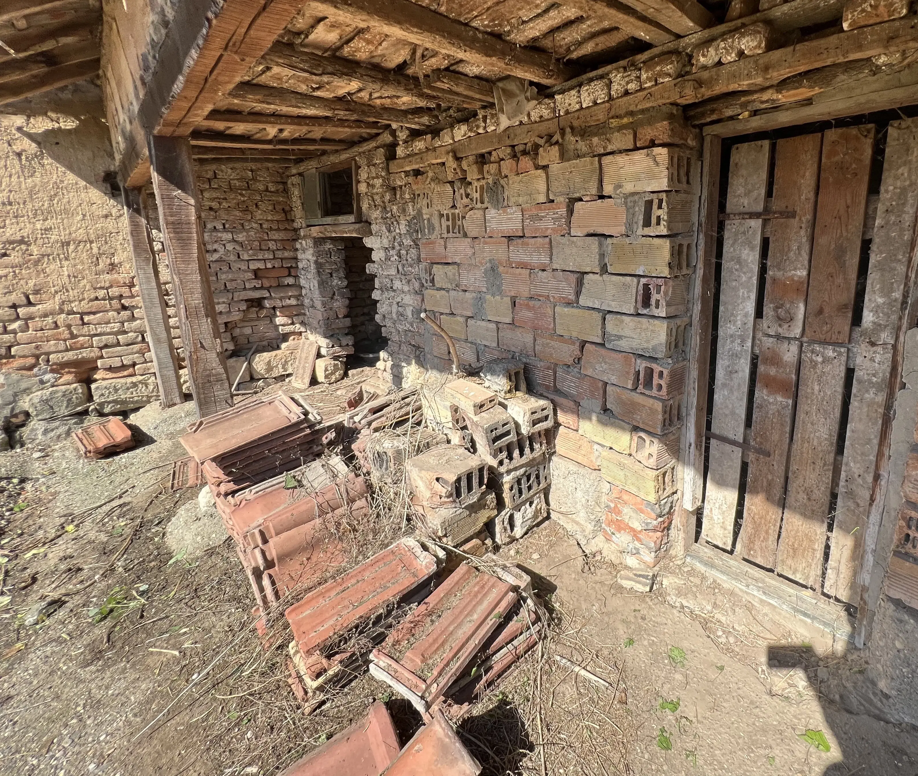 Huis met bijgebouw en schuren in Karamanovo (Ruse) - Bulgarije