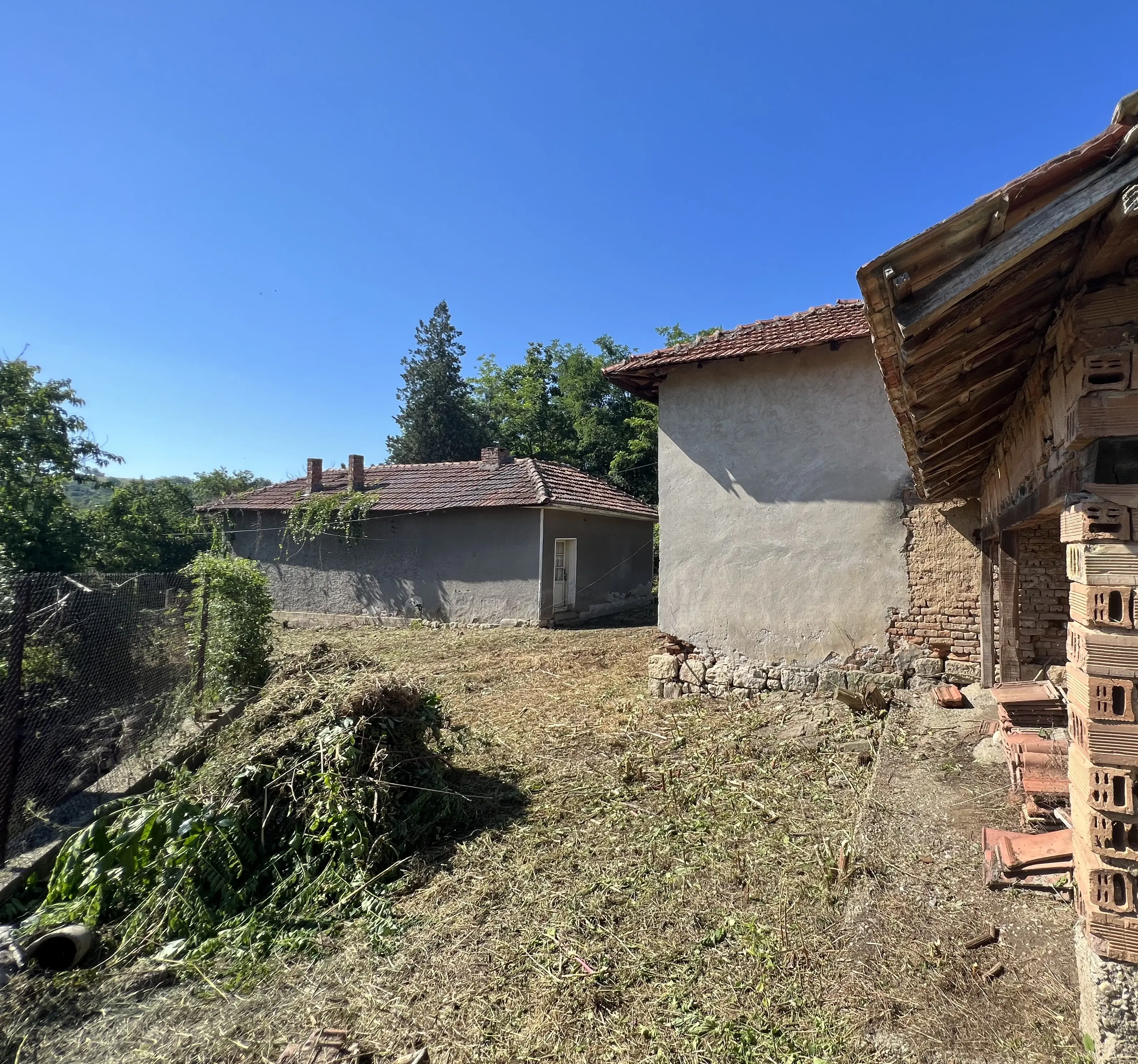 Huis met bijgebouw en schuren in Karamanovo (Ruse) - Bulgarije