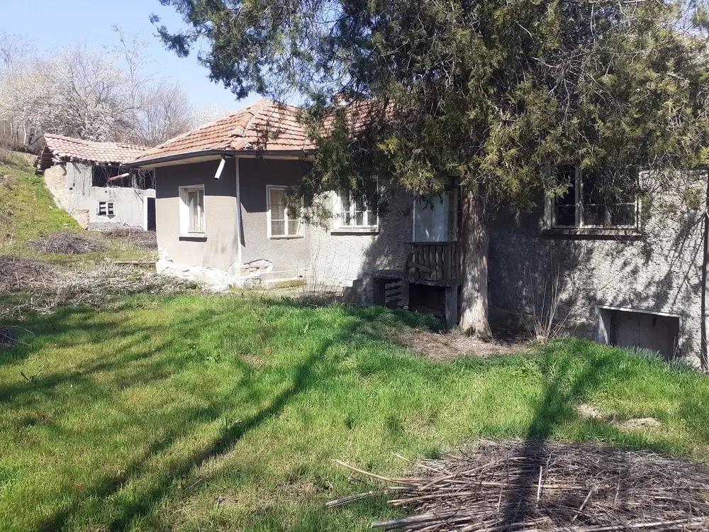 Huis met bijgebouw en schuren in Karamanovo (Ruse) - Bulgarije