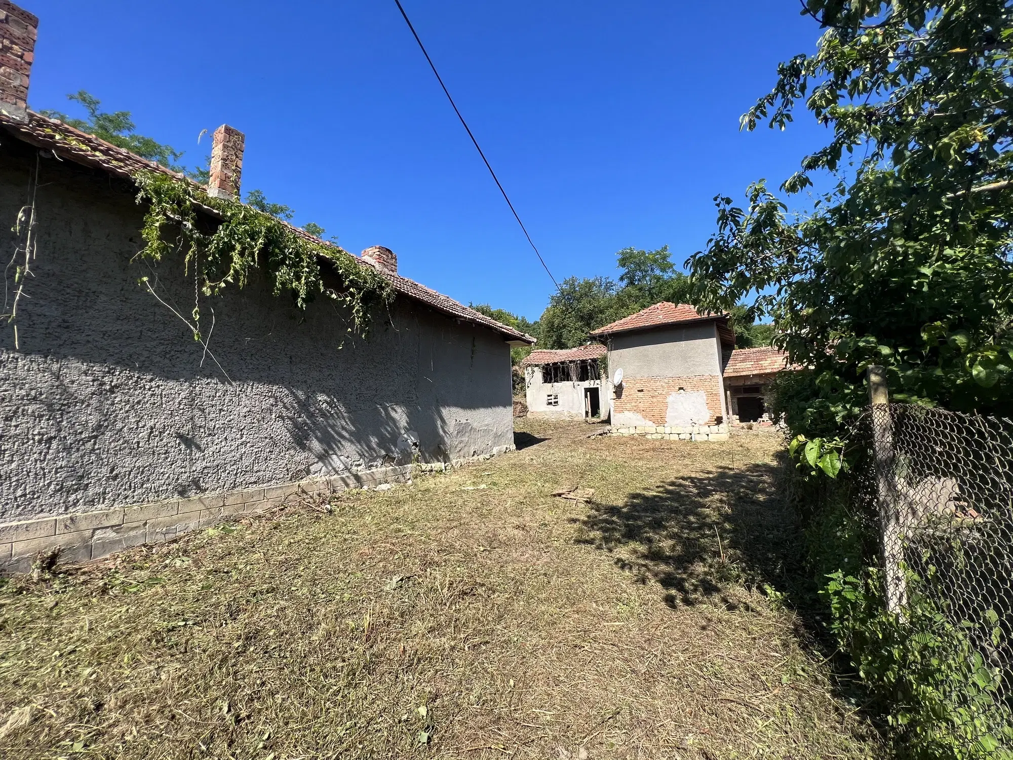 Huis met bijgebouw en schuren in Karamanovo (Ruse) - Bulgarije