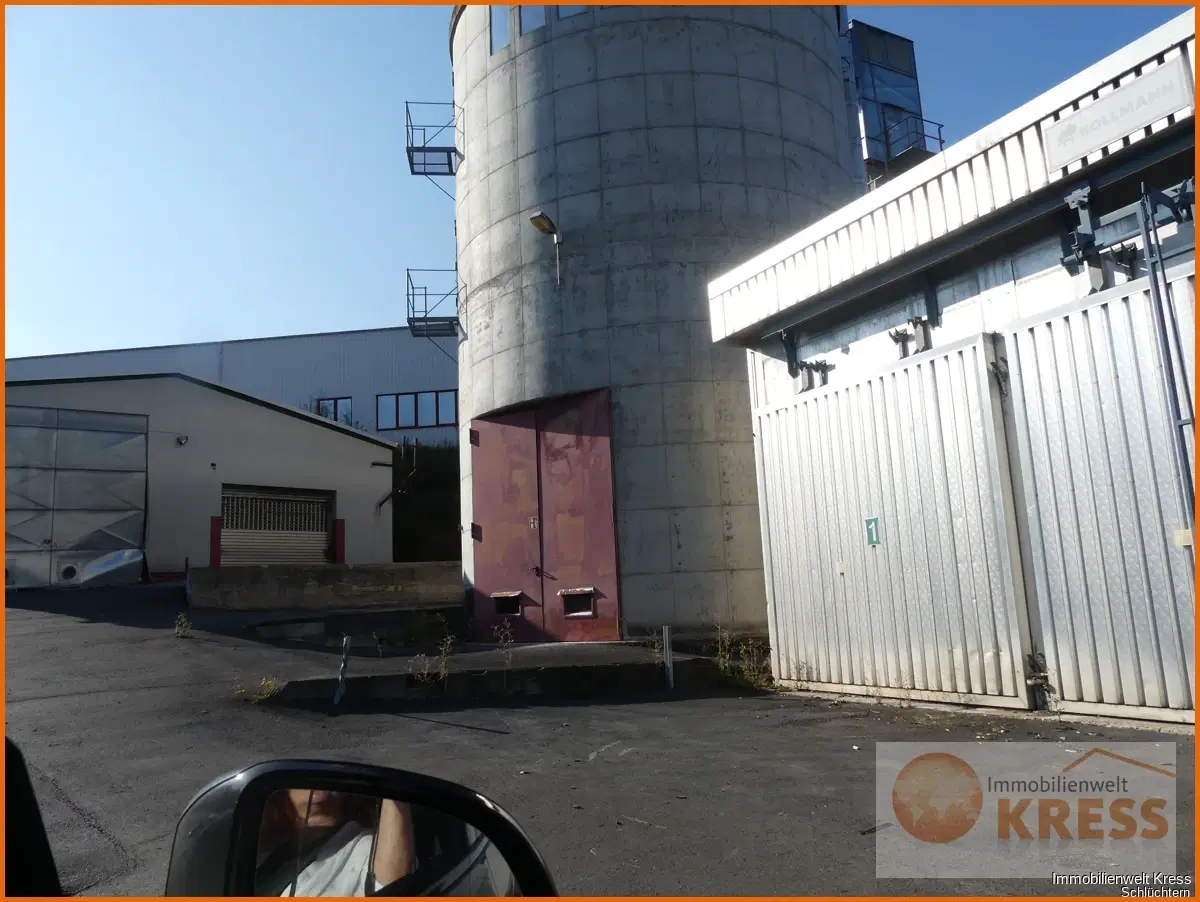 Bedrijfspand met magazijn- en productieruimtes, evenals kantoorruimte in Sinntal-Oberzell/Ziegelhütte