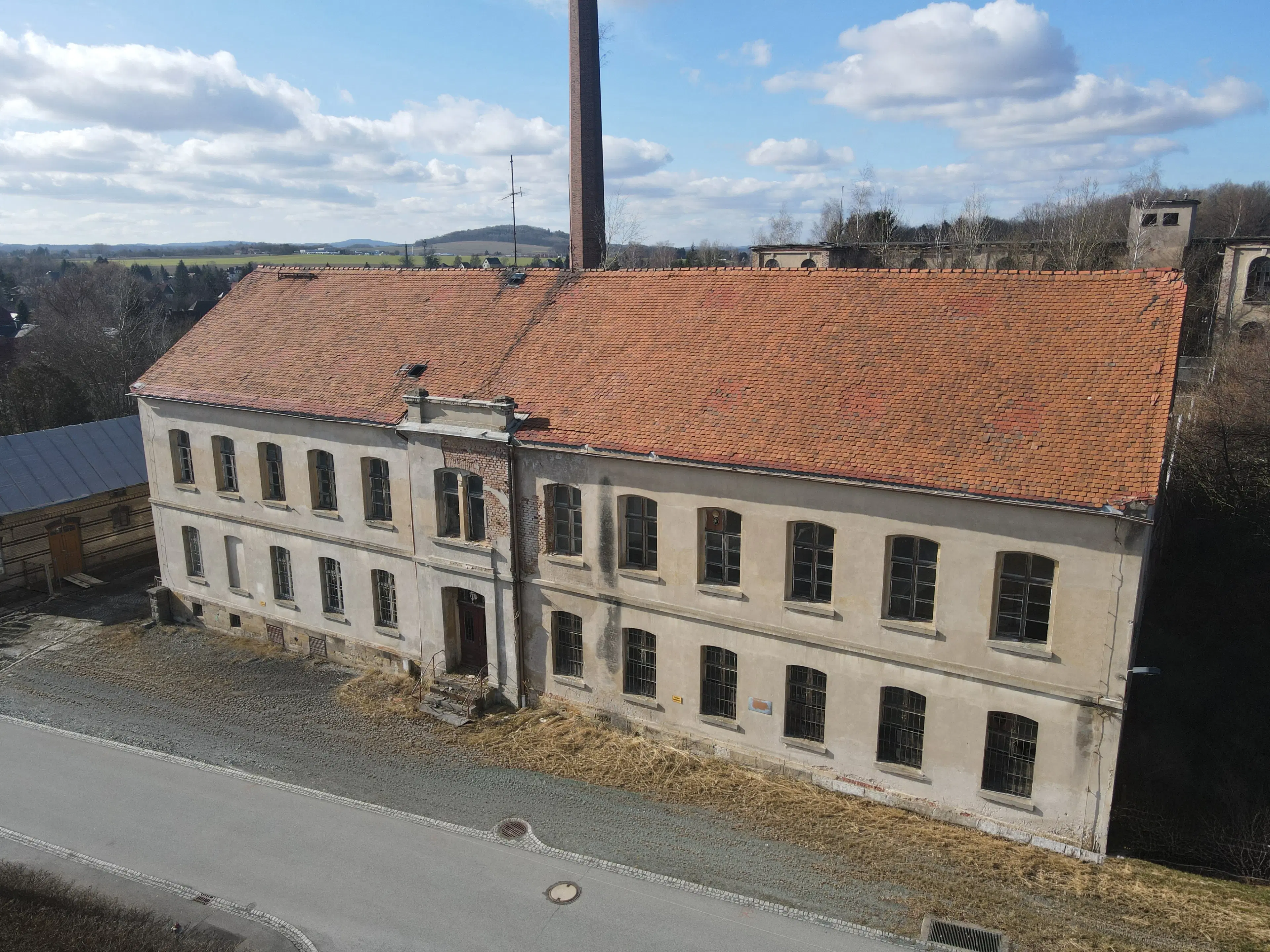 Voormalige textielfabriek op perceel van 5.493 m² in Walddorf - Duitsland