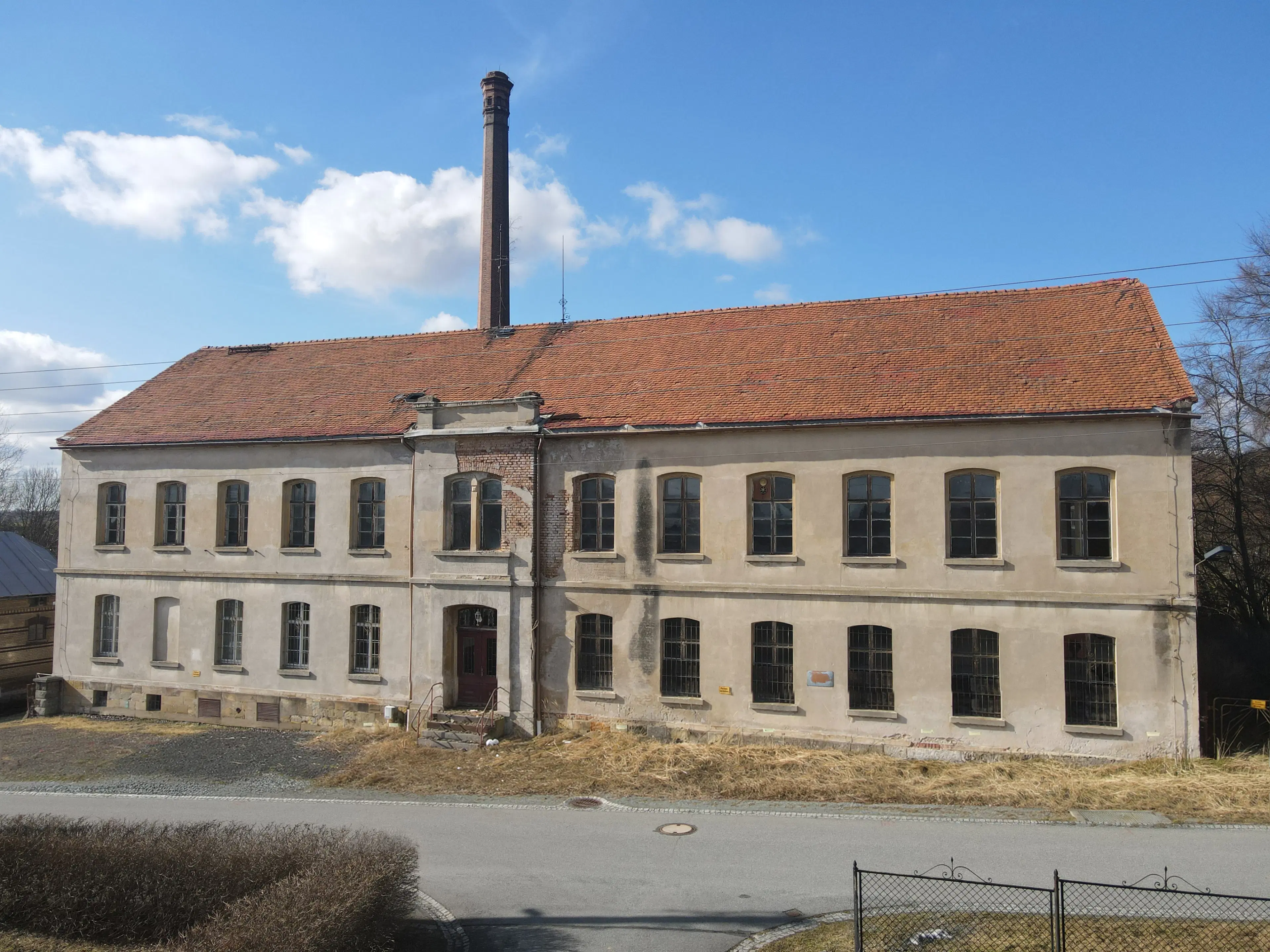 Voormalige textielfabriek op perceel van 5.493 m² in Walddorf - Duitsland