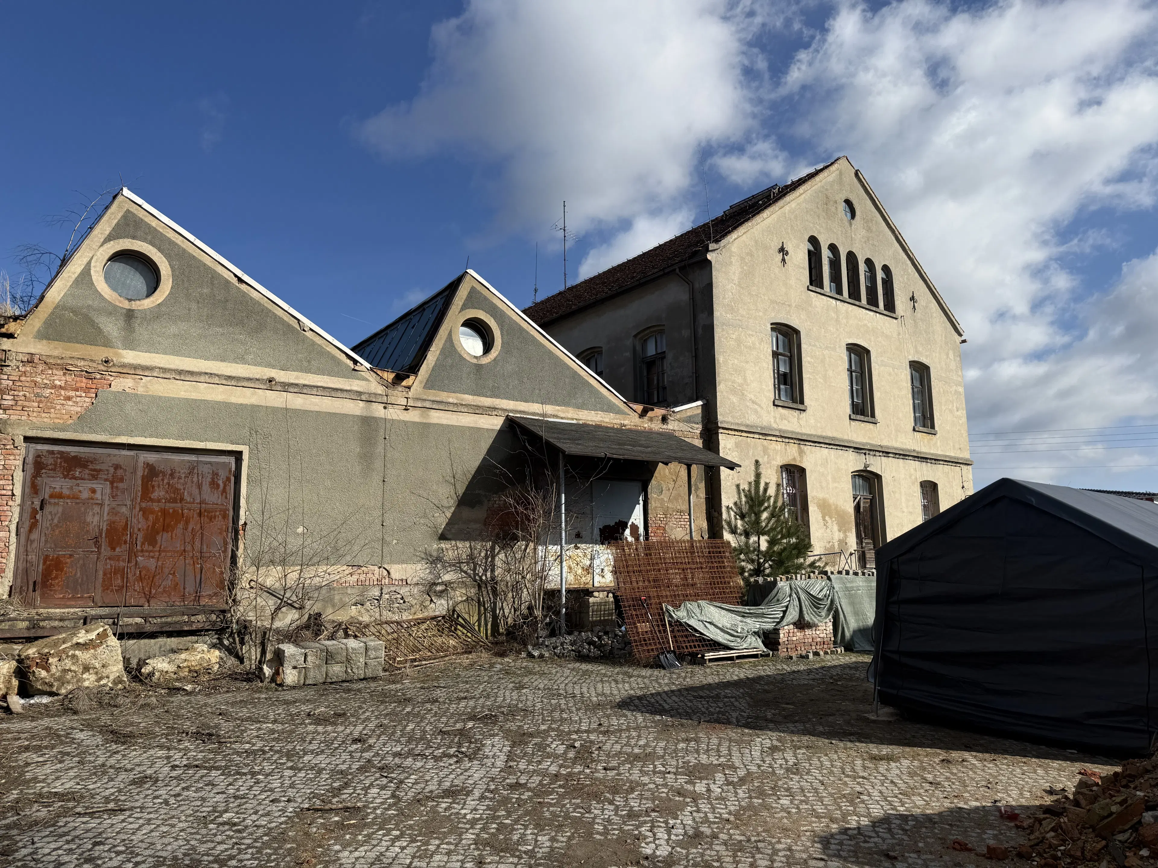 Voormalige textielfabriek op perceel van 5.493 m² in Walddorf - Duitsland