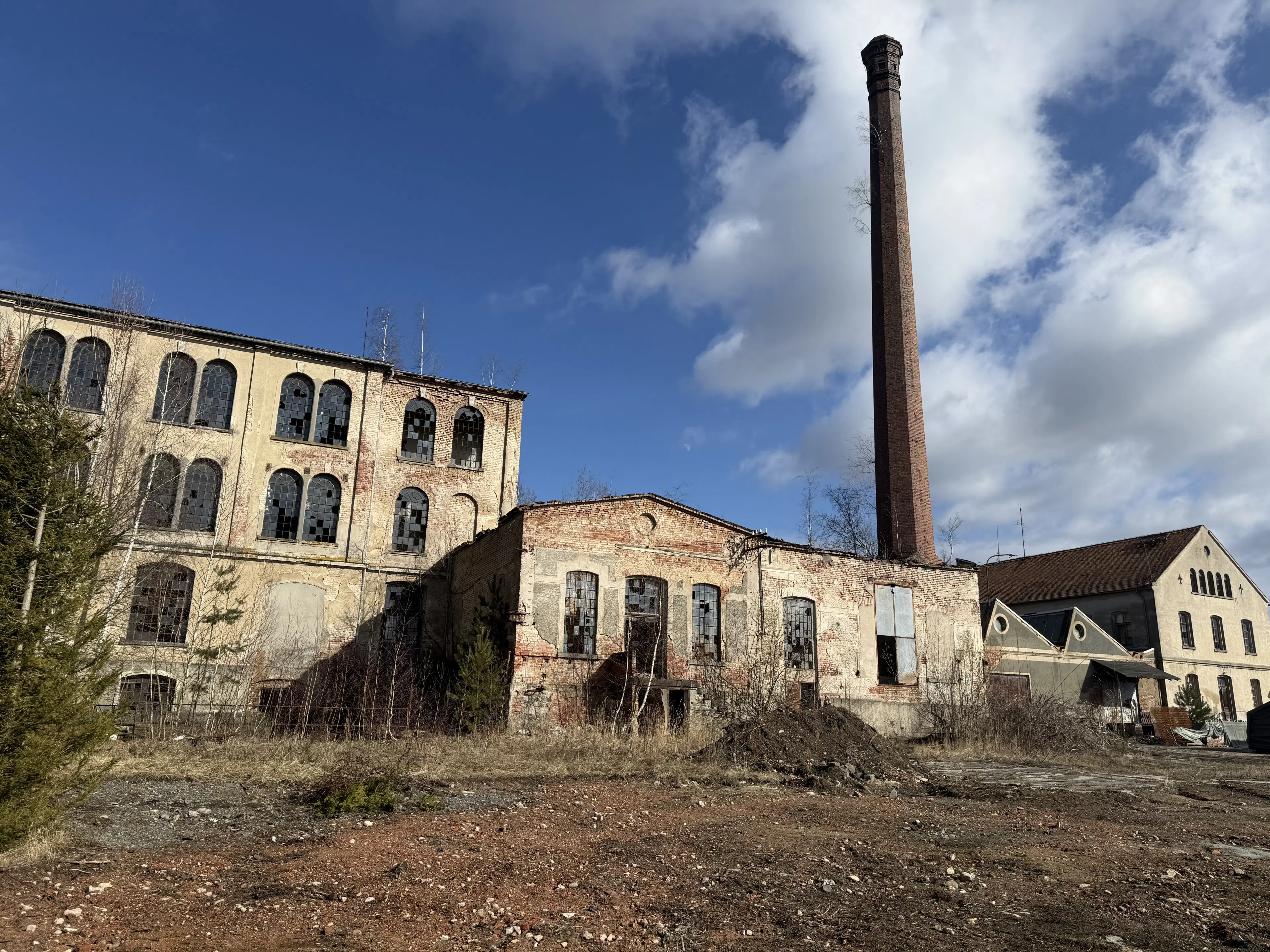 Voormalige textielfabriek op perceel van 5.493 m² in Walddorf - Duitsland