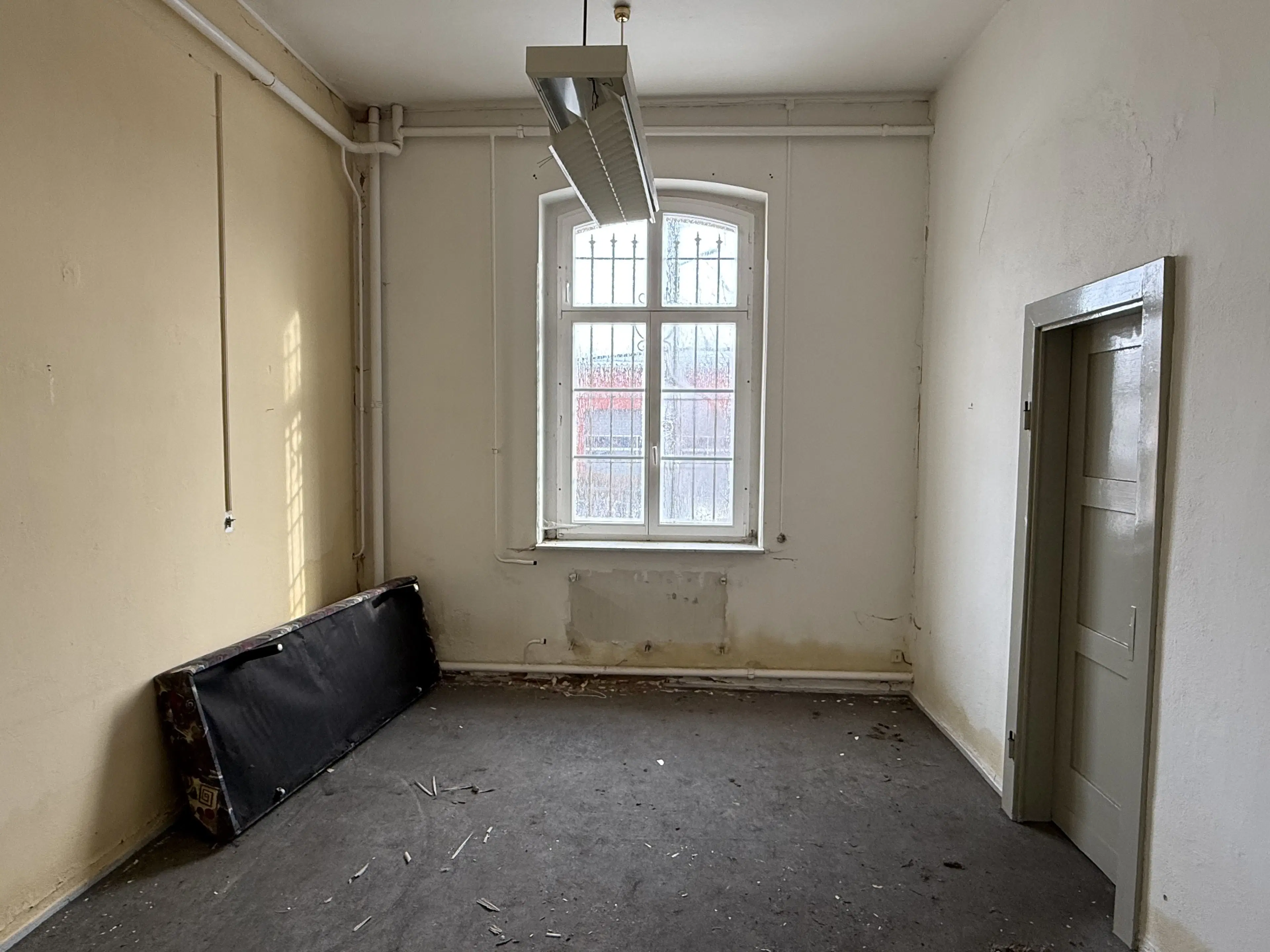 Voormalige textielfabriek op perceel van 5.493 m² in Walddorf - Duitsland