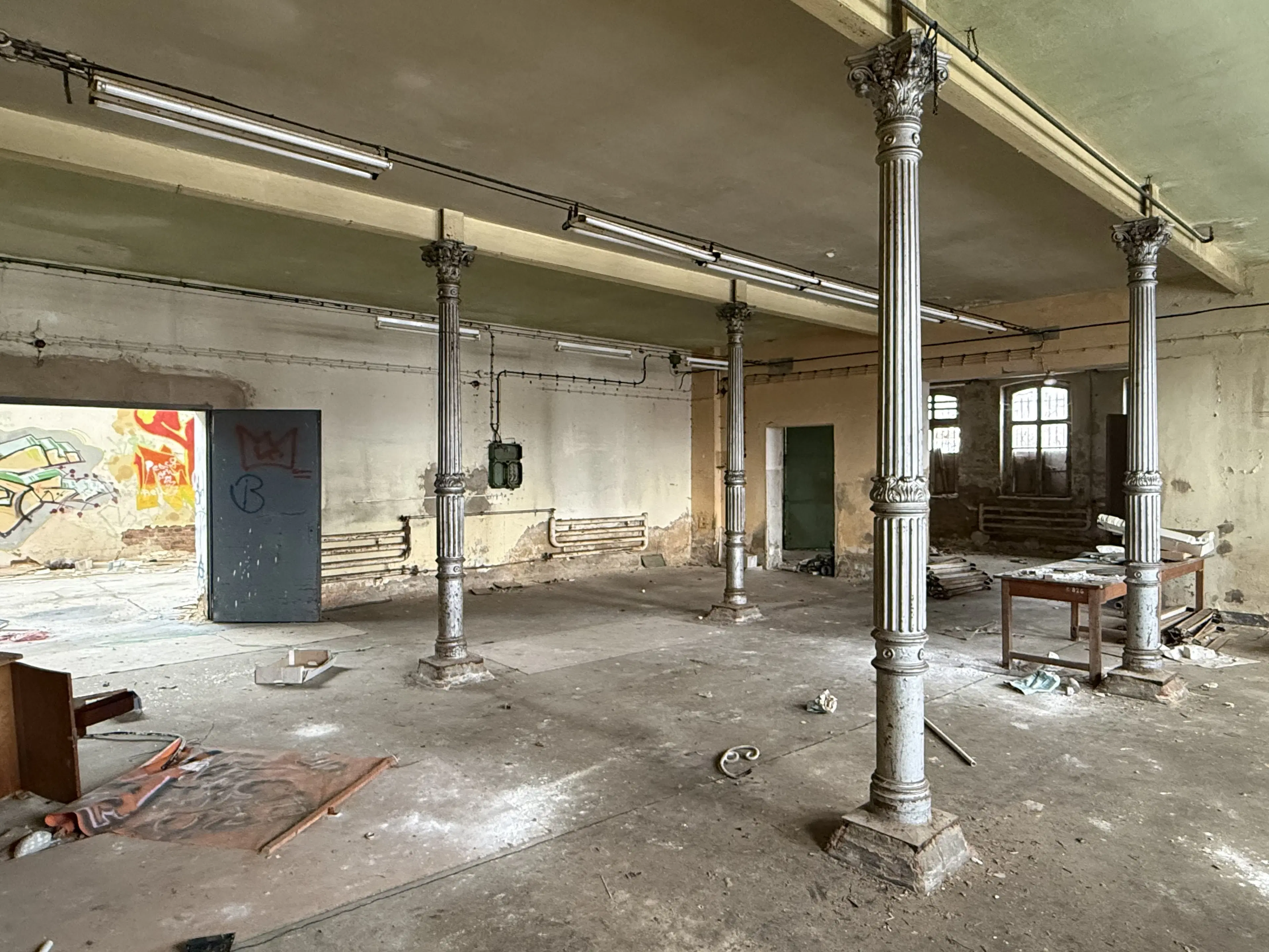 Voormalige textielfabriek op perceel van 5.493 m² in Walddorf - Duitsland