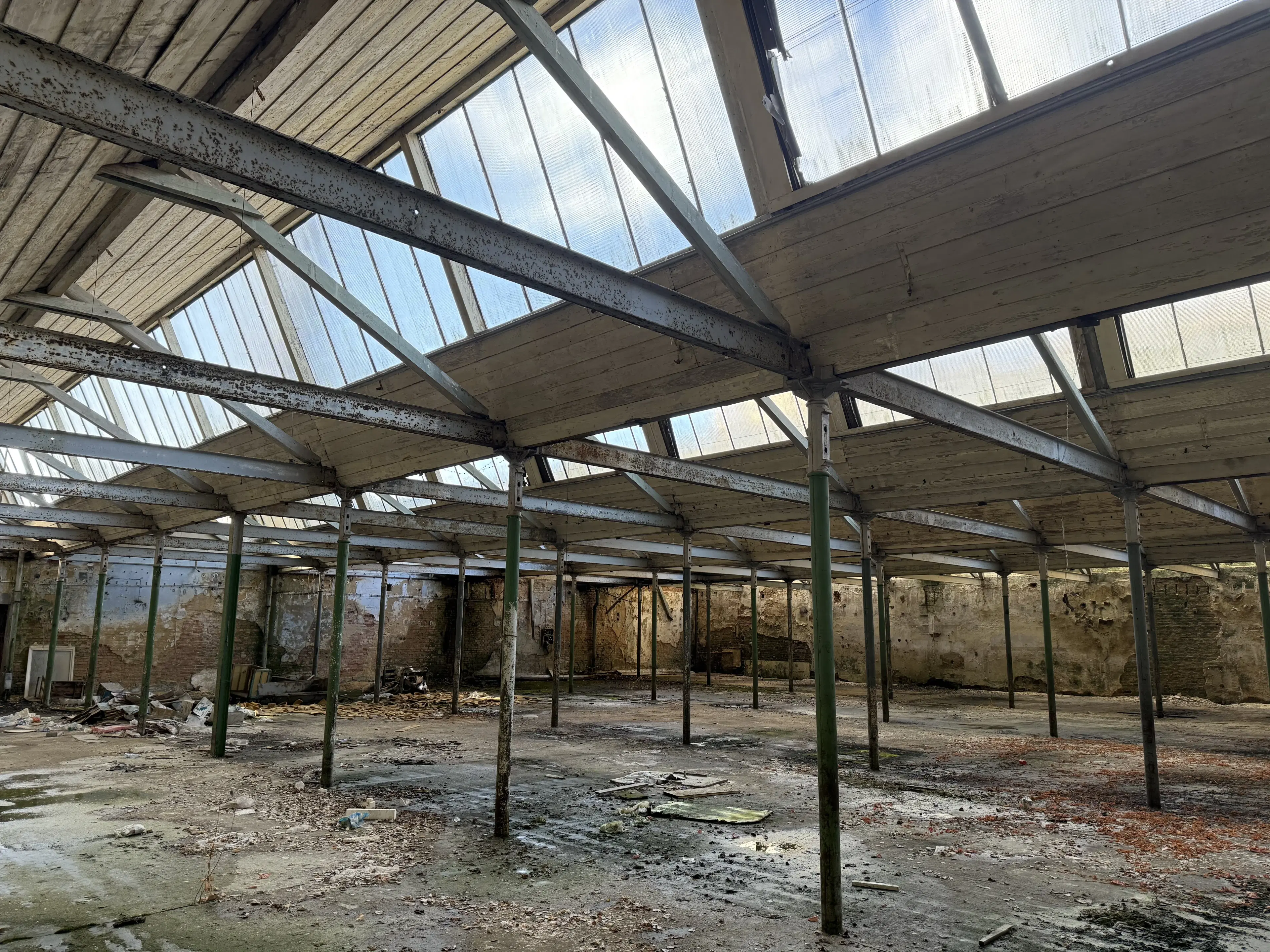 Voormalige textielfabriek op perceel van 5.493 m² in Walddorf - Duitsland