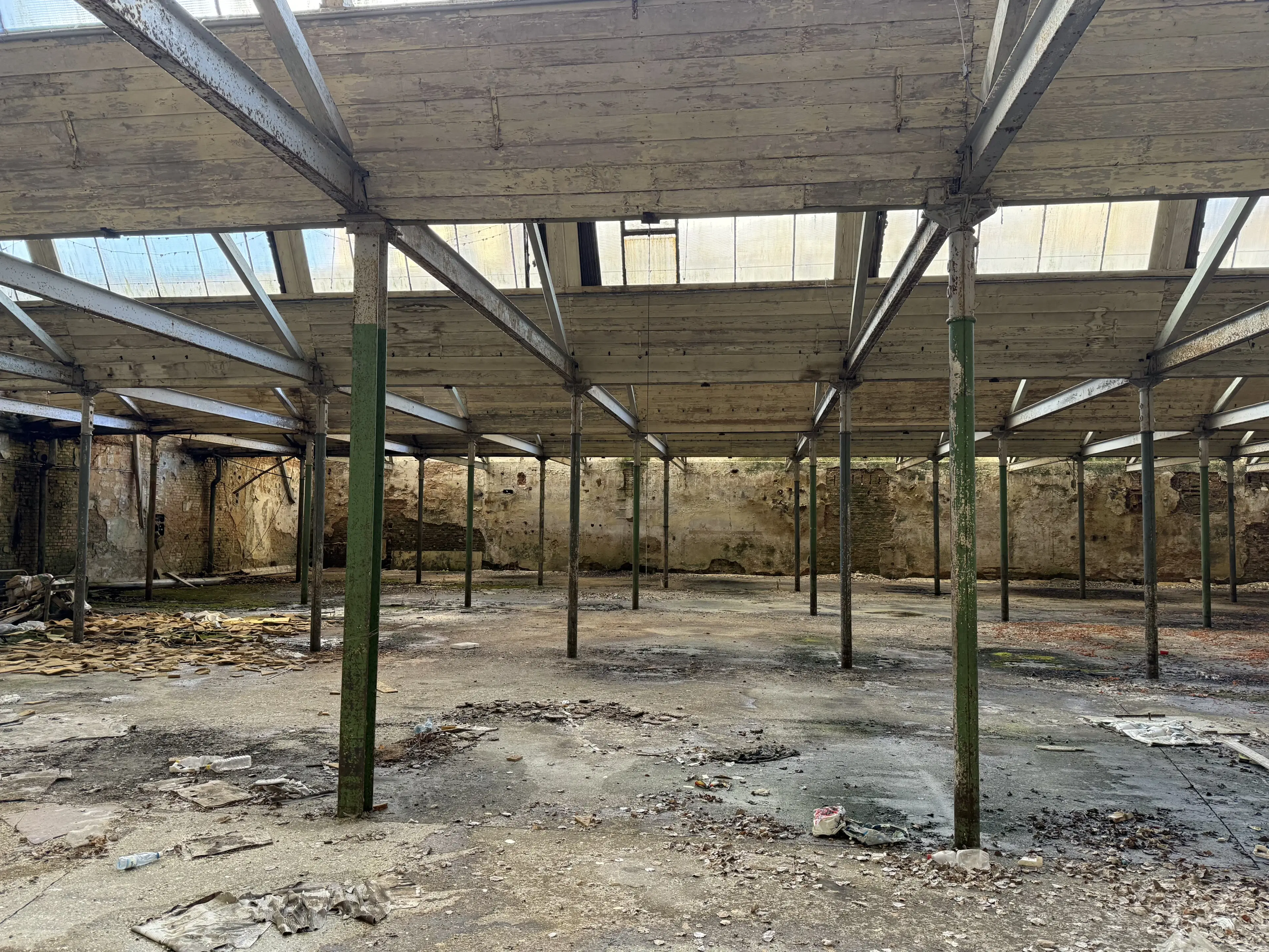 Voormalige textielfabriek op perceel van 5.493 m² in Walddorf - Duitsland