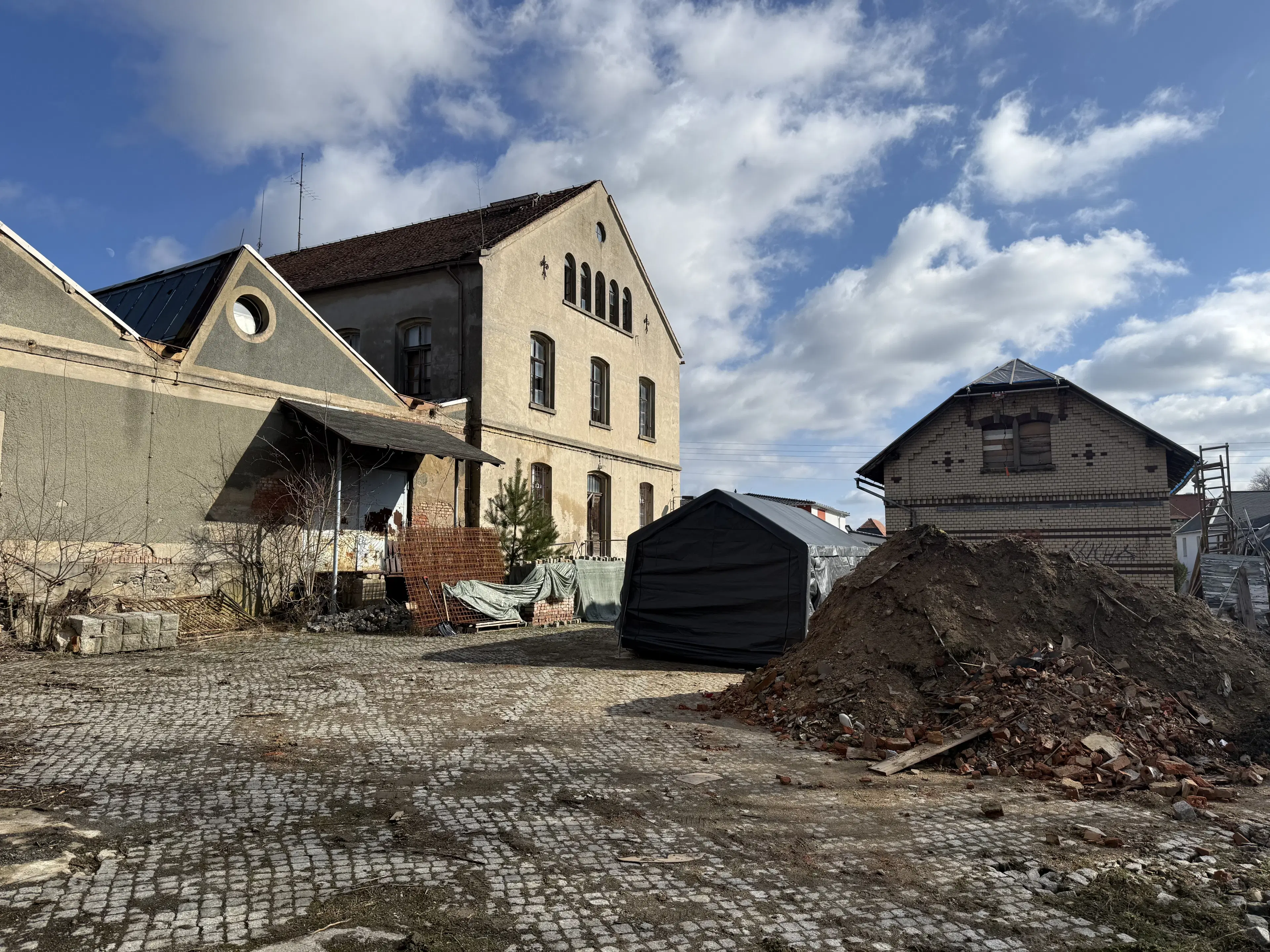 Voormalige textielfabriek op perceel van 5.493 m² in Walddorf - Duitsland
