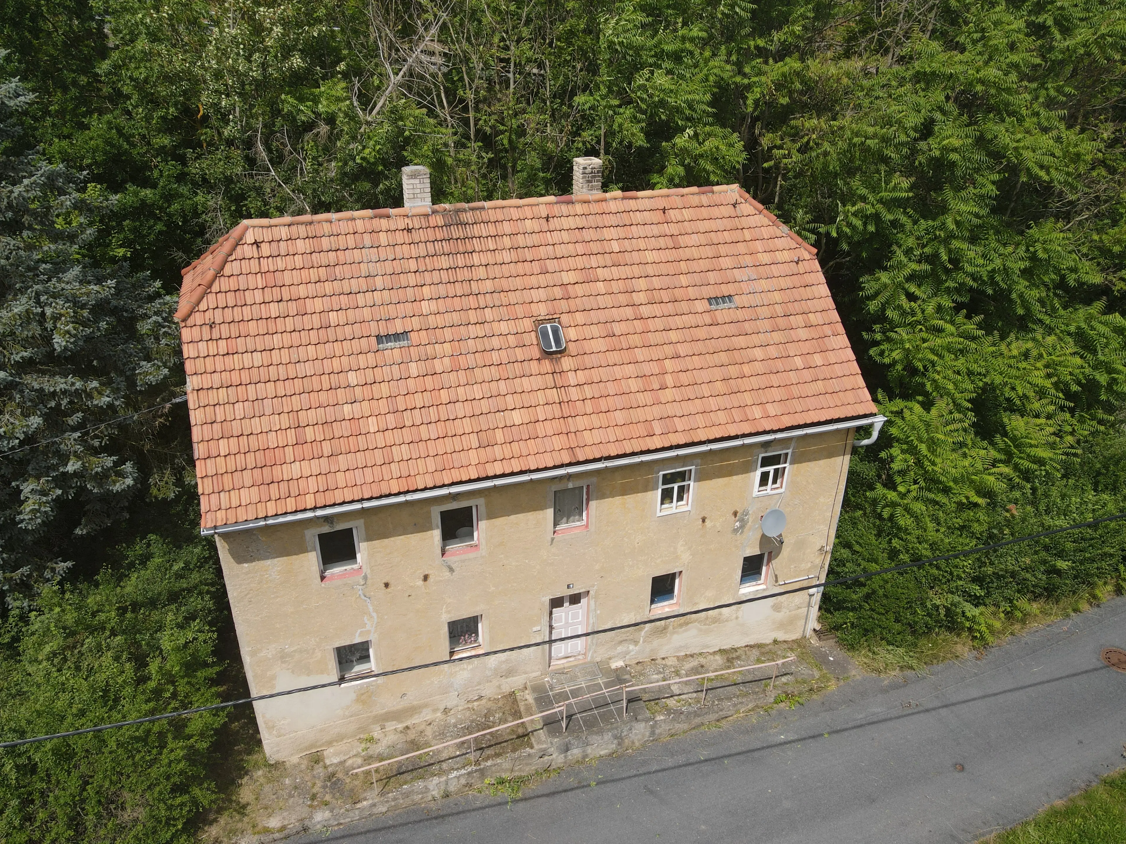 Vrijstaand woonhuis met bijgebouw op 593 m² perceel, nabij Döbeln - Duitsland