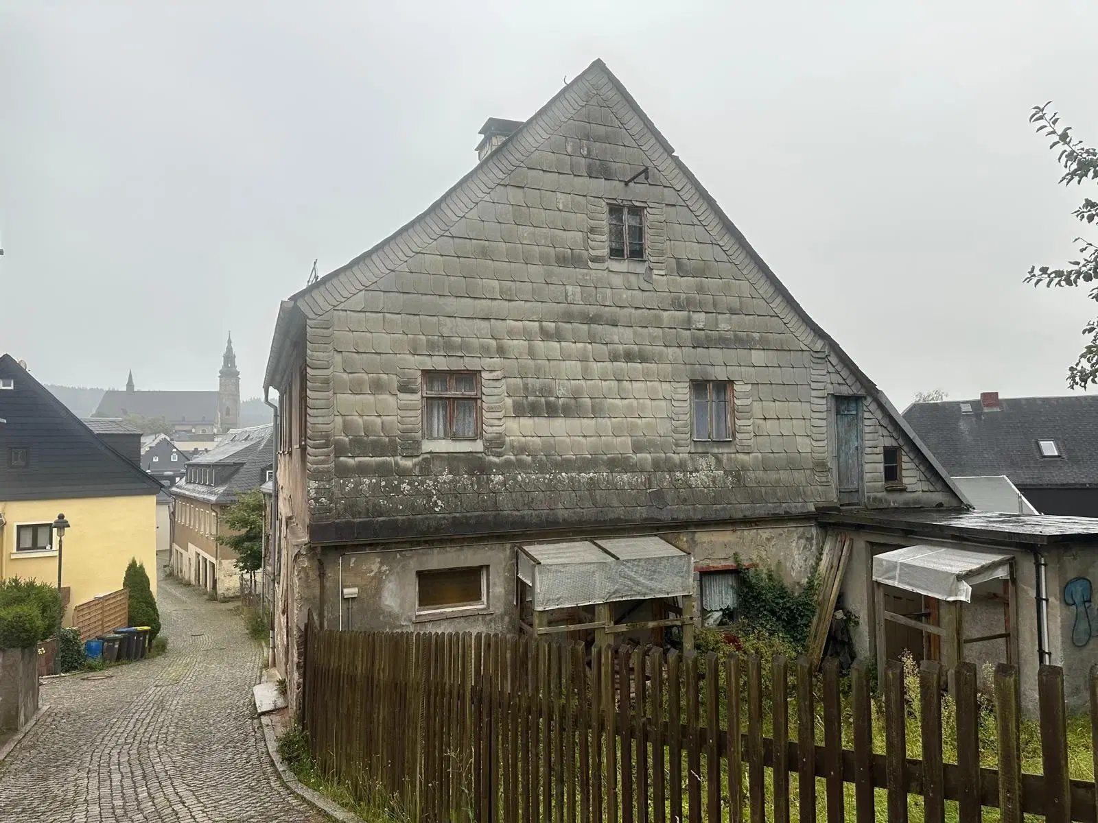 Vrijstaande woning + garage op 640 m² eigendomsperceel in Schneeberg, West Erstgebergte - Duitsland