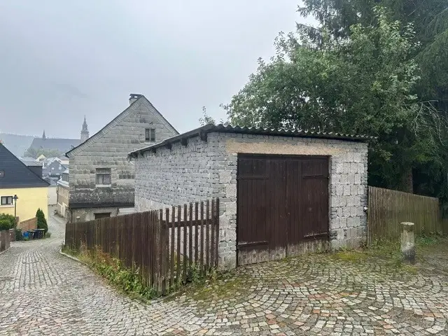 Vrijstaande woning + garage op 640 m² eigendomsperceel in Schneeberg, West Erstgebergte - Duitsland