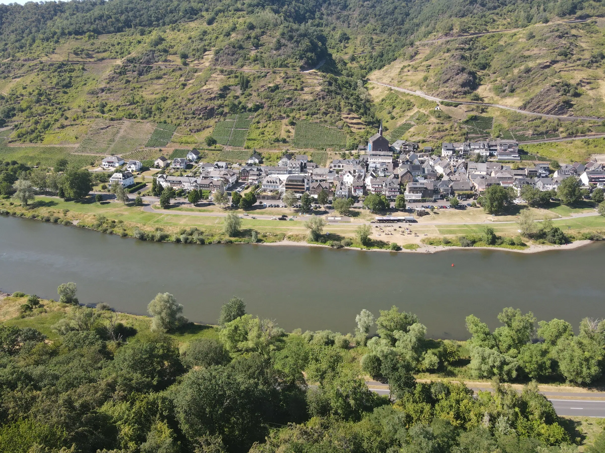 Eigendomsperceel boven rustplaats in Ernst, nabij Cochem - Duitsland