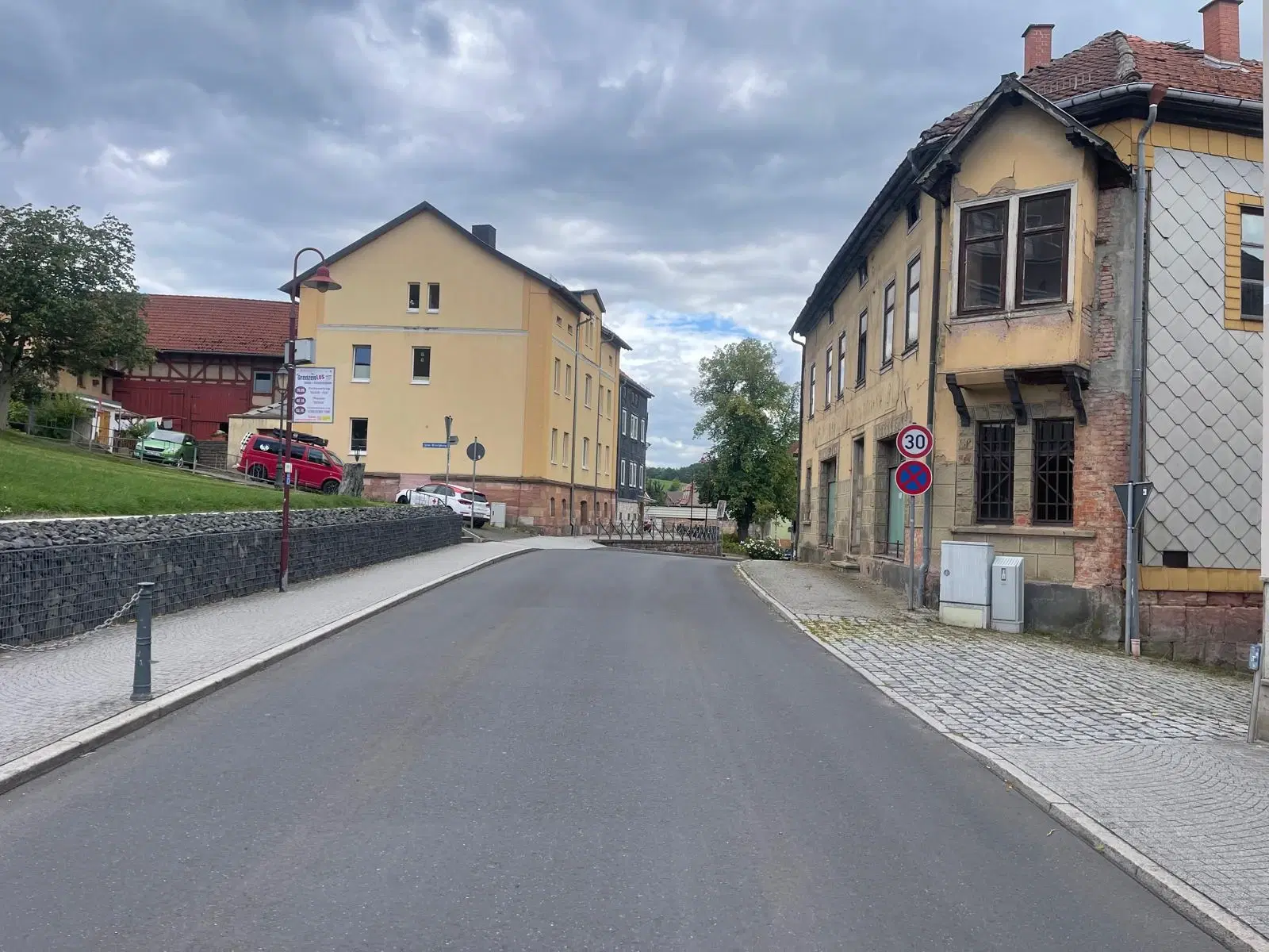 Hoekgebouw met voormalige supermarkt en 6 eenheden in Dermbach, Stadtlengsfeld - Duitsland