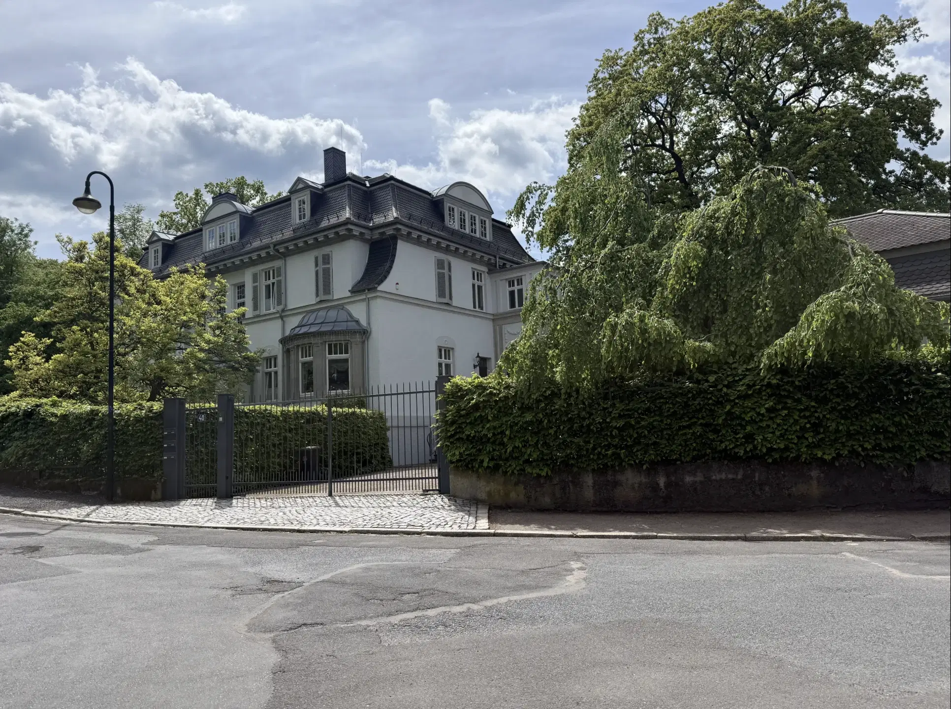 Hoekgebouw met voormalige supermarkt en 6 eenheden in Dermbach, Stadtlengsfeld - Duitsland