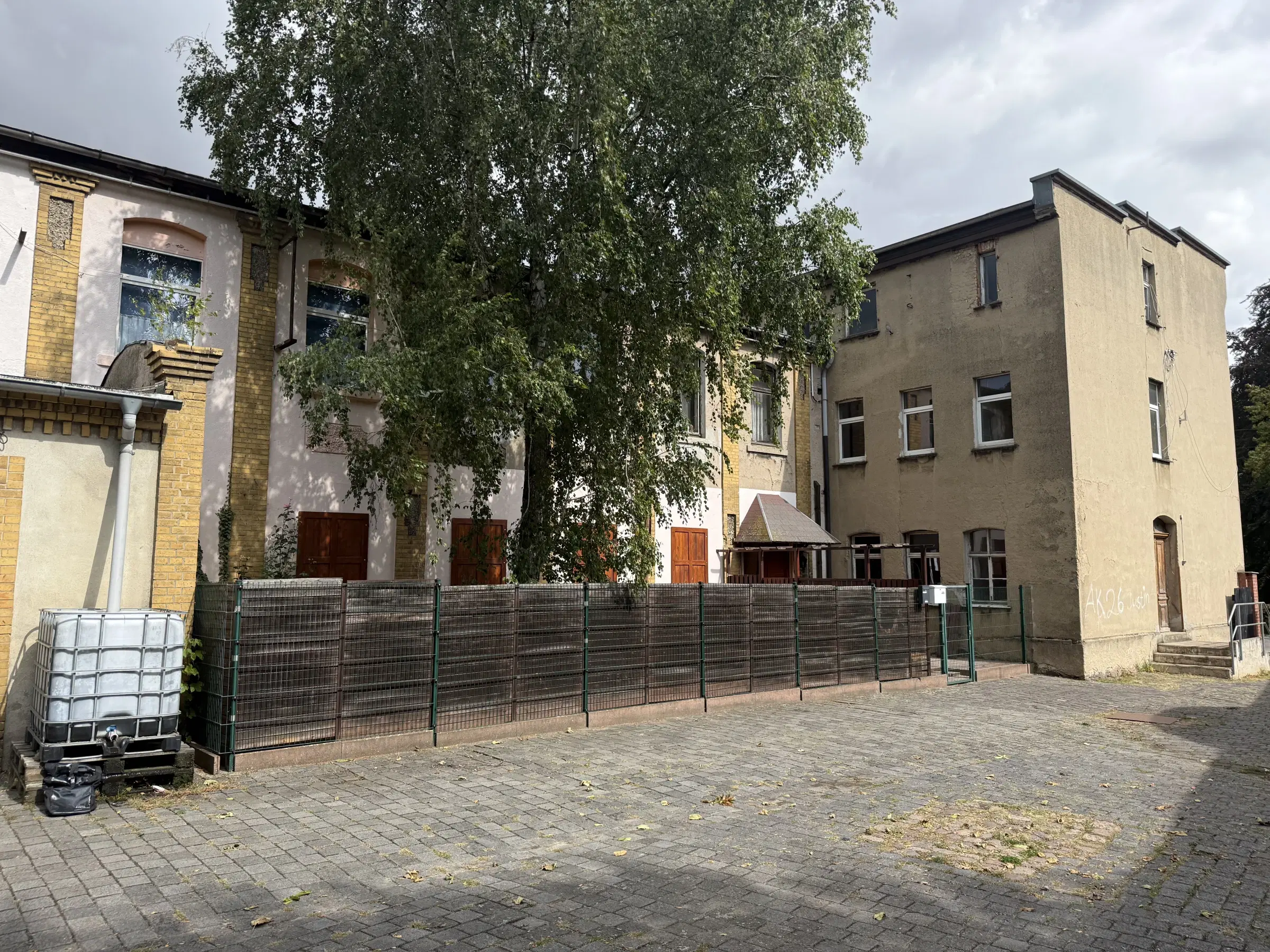 14 woningen (4 verhuurd, huursom = € 6.060,00) met 2.487 m² perceelgrootte, Zörbig, Leipzig – Duitsland